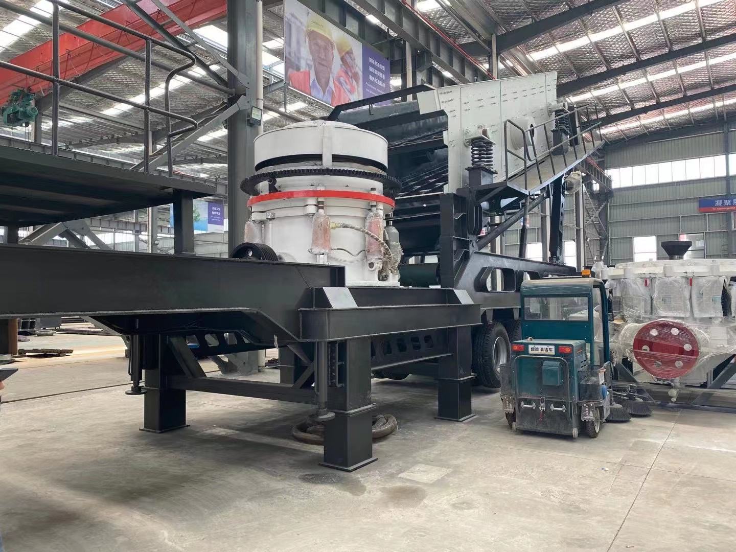 Conical mobile crushing station