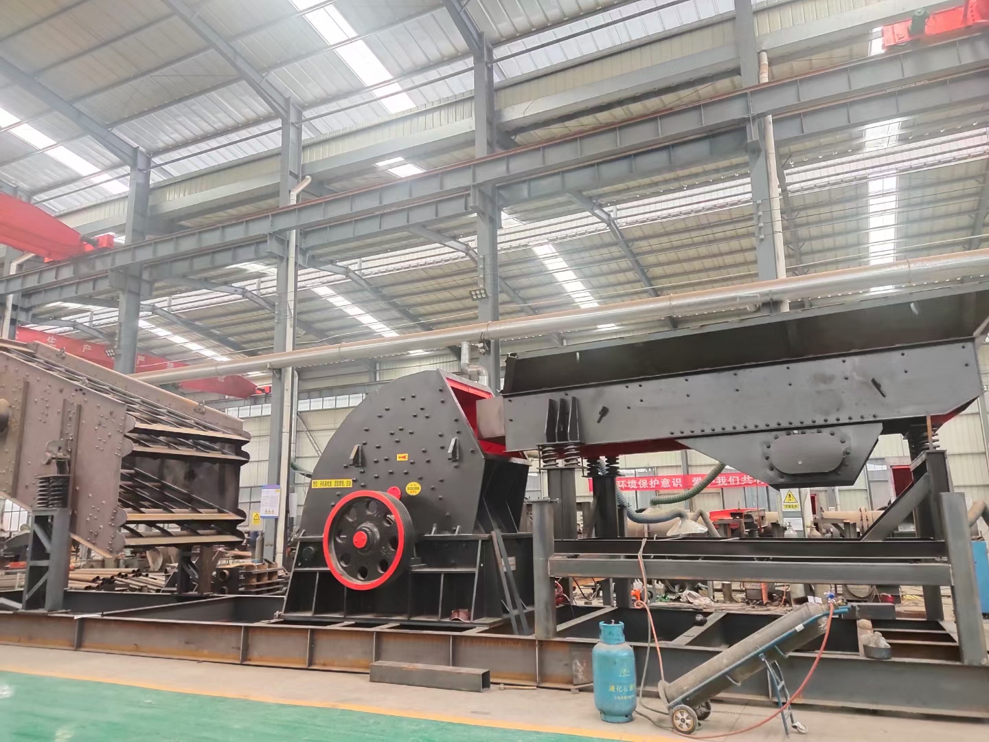 Heavy hammer mobile crushing station