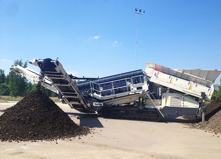 Crawler type screening mobile crushing station