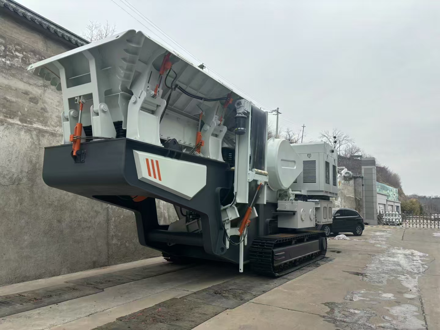 Crawler mobile crushing station