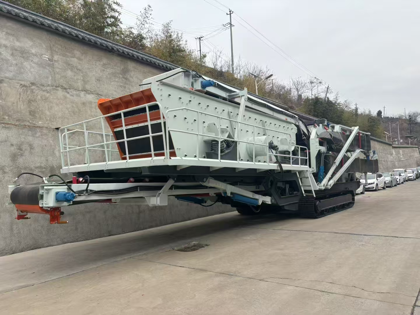 Crawler mobile crushing station